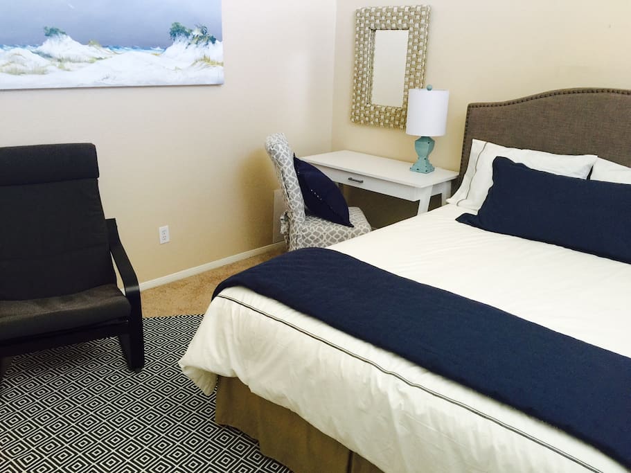 Writing Desk with chair and lamp, Queen Bed