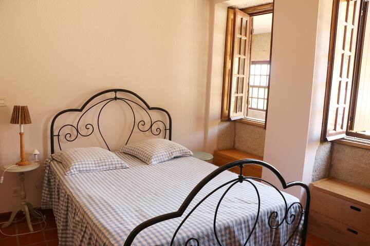Un gran dormitorio en la planta baja con 1 cama para 2 personas.