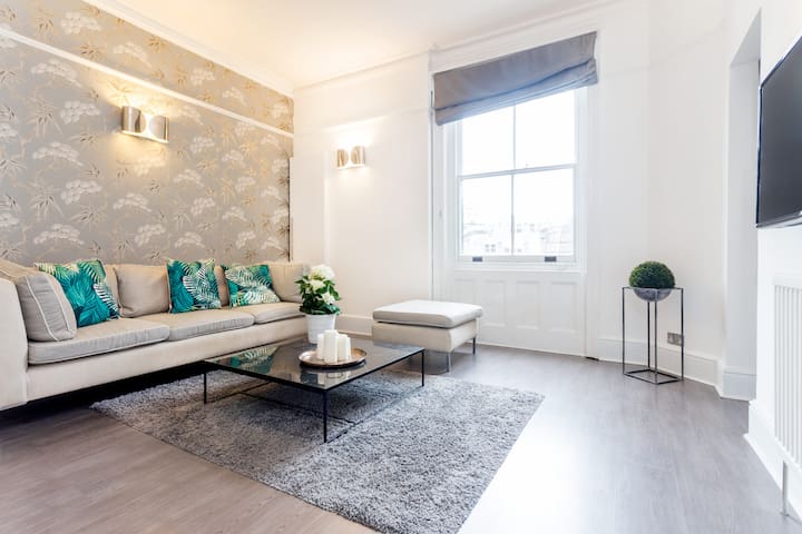 Modern and Stunning 2 Bed and 2 Bath in Kensington