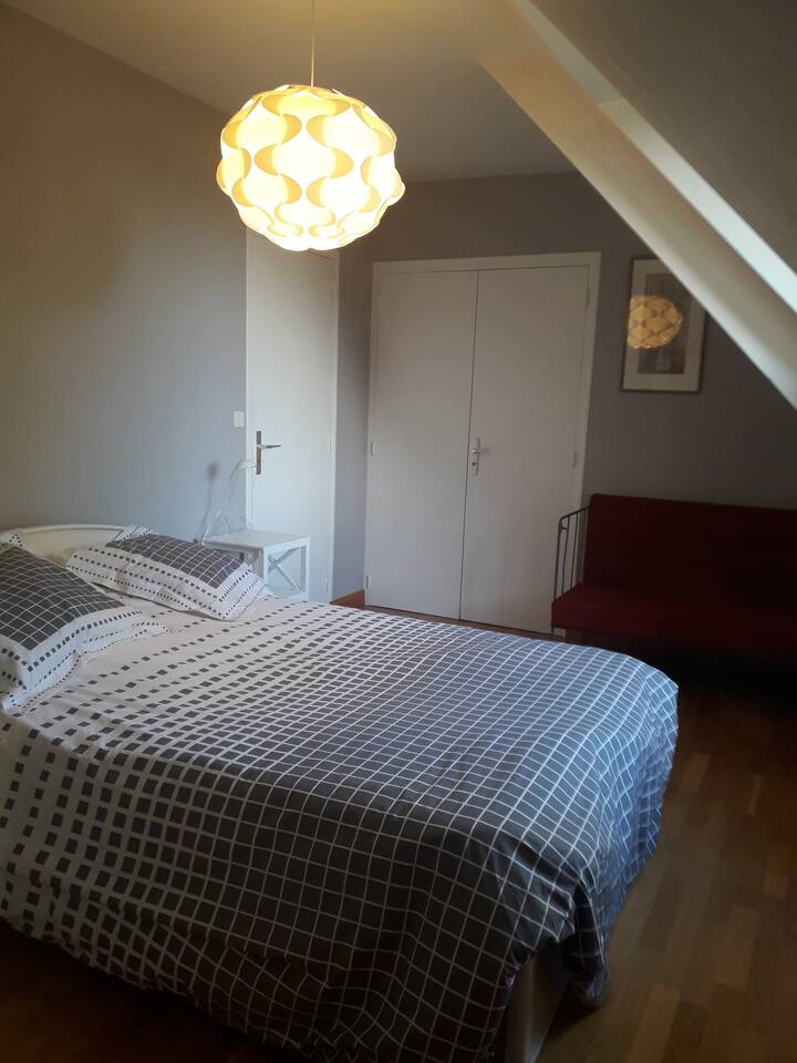 Chumba cha kulala na kitanda cha watu wawili upande wa bustani