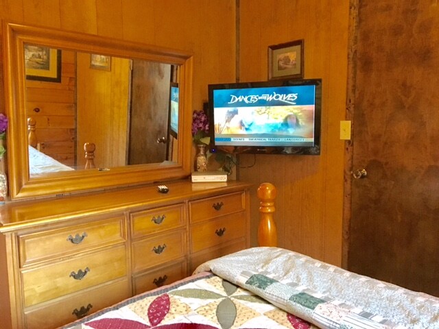 Pogledajte film u krevetu Bračni krevet (Queen Bedroom) na donjoj etaži 