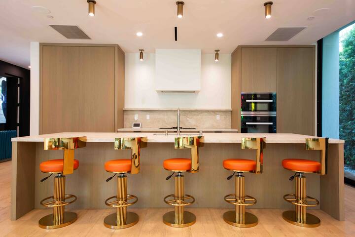 Luxury BevHills & Weho 5000 Square Ft & Pool gallery image 3