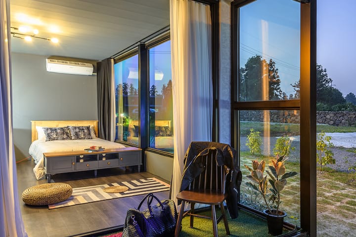 一楼套房卧室右侧的部分是私人停车位。

停车场的车道宽5米，
可穿过两辆汽车，
从入口开始，仅供Mumunstay客人使用停车位、花园和大楼内外，更方便使用。