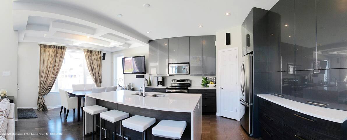 Luxe Home, Backyard Oasis, Pool & Hot Tub!