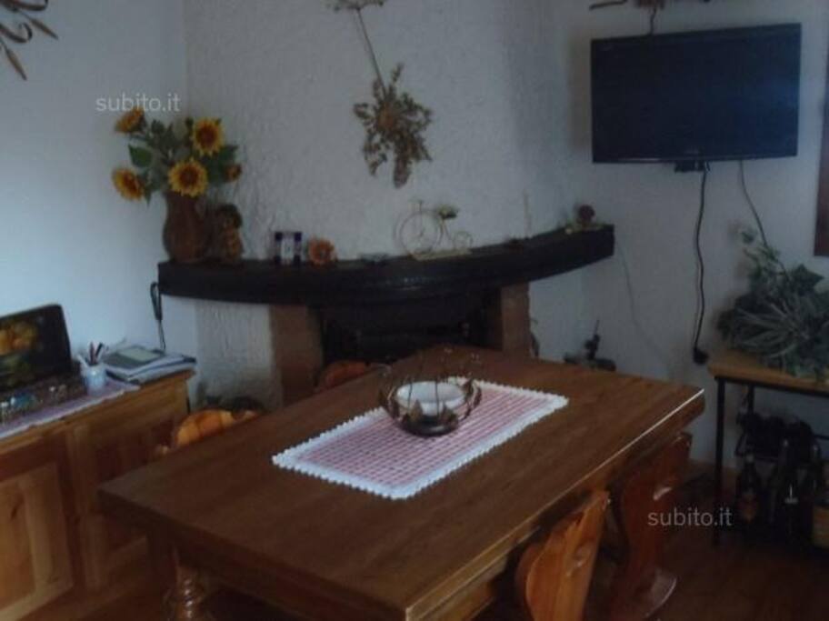All'ingresso della porta principale, subito zona "living" con divano/letto-matrimoniale,TV ,caminetto,armadio,mensola e mobiletti.Totale 2 posti letto(nella foto non si vede il divano letto...ma ci sarebbe addirittura anche un altro divano comodo per eventuale letto singolo!!!)