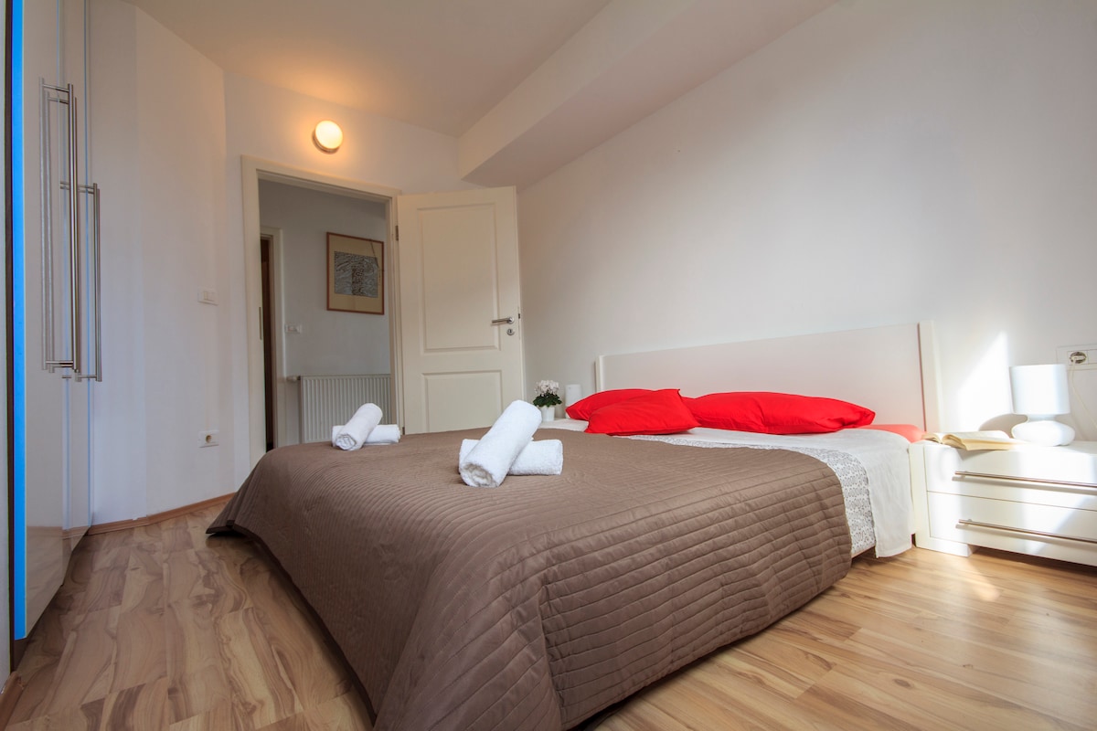 Una habitación con una cama doble grande