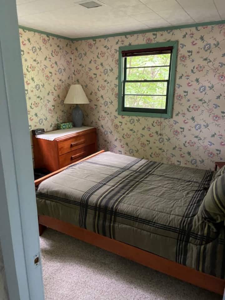 غرفة نوم 2 سرير مزدوج مع فراش جديد.