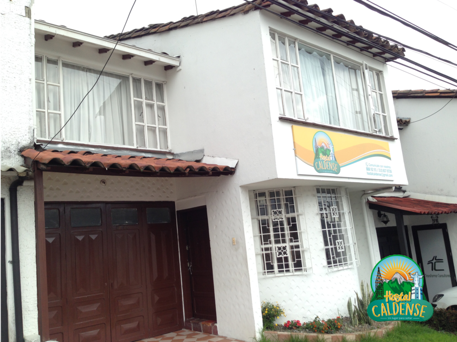 El Hostal Caldense ubicado en Barrio Residencial Los Rosales, muy próximo a Restaurantes, universidades( Universidad Católica, Universidad de Caldas, Universidad Nacional, Universidad Luís Amigó, Universidad Autónoma) , Supermercados, Clínicas, Zona Bancaria y Centros Comerciales, Rutas de Transporte Público, a 15 minutos del Aeropuerto la Nubia, a 20 minutos de la Terminal de Transportes.