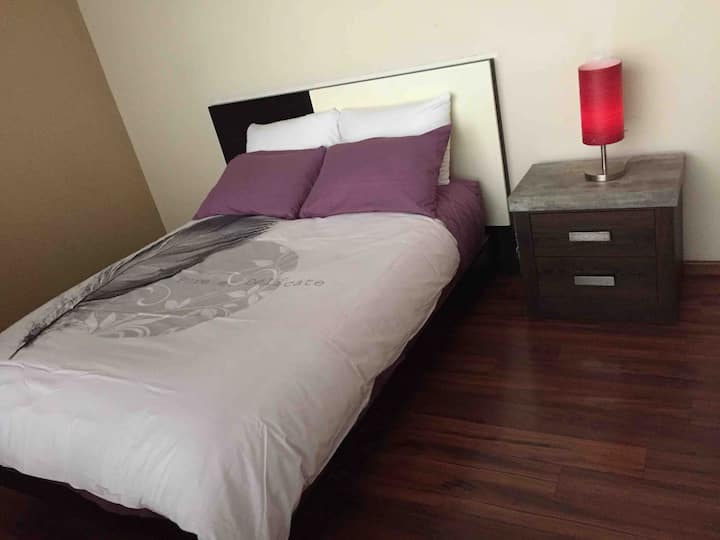 Chumba kikuu cha kulala kilicho na kitanda maradufu, kabati ya kuingia ndani na bafu la kujitegemea lililojumuishwa ndani yake 