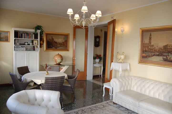 OASIS Golden Lagoon Chalet gallery image 4