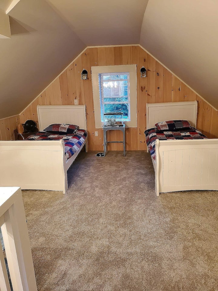 Dhomë gjumi/krevat marinari/sallë pritjeje në katin e sipërm. Kjo është një ambient i përbashkët, jo një dhomë me derë. Fantastike për fëmijët! 