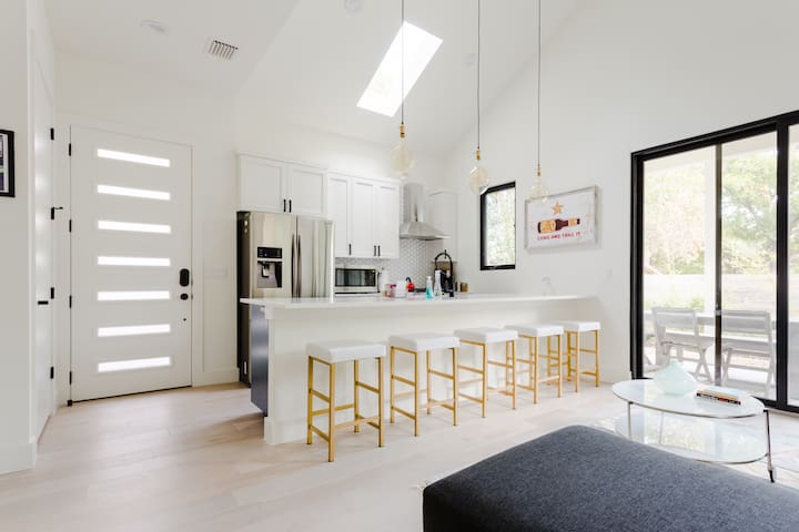 Bright & Modern SoCo Retreat, Minutes from DT!