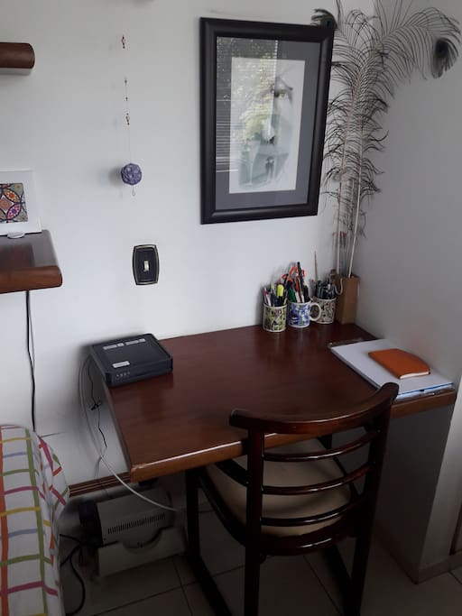 Dormitório disponível - mesa de trabalho