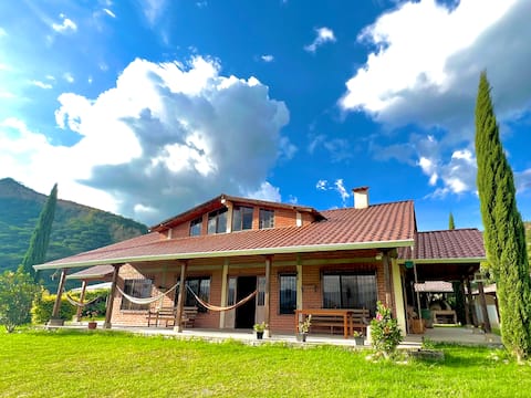 Cozy house with WIFI, a BBQ area, and parking