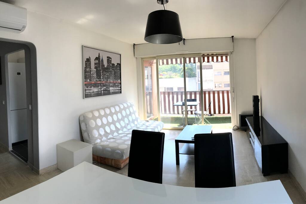 Le salon, avec accès direct au balcon et vue dégagée.