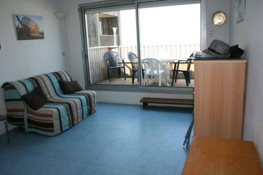 Séjour donnant sur la terrasse
Grande vue mer tant dans le sejour que sur la terrasse
