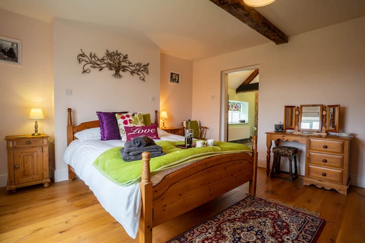 חדר שינה ראשי עם חדר רחצה צמוד