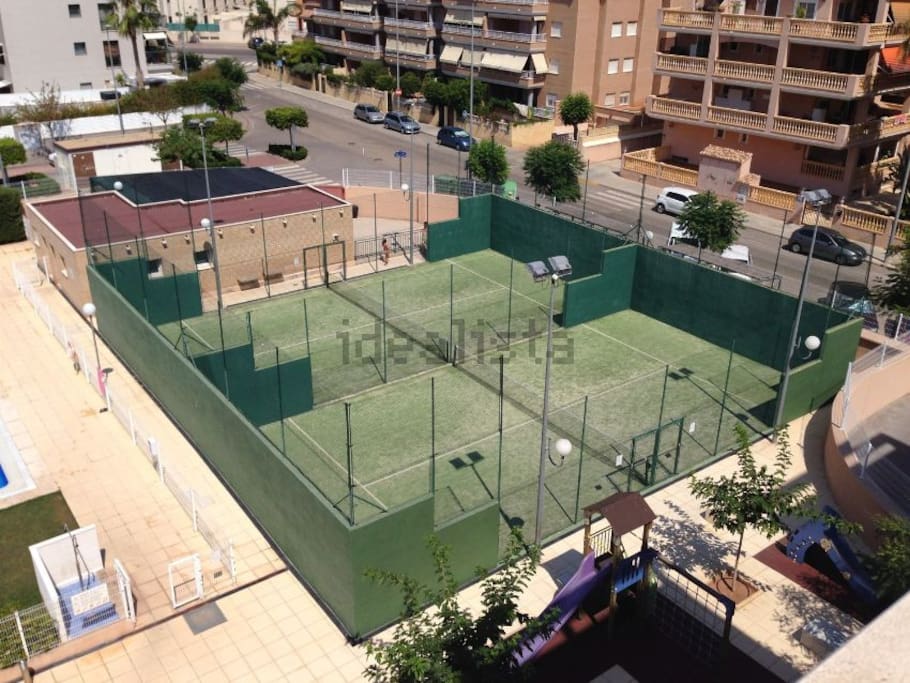 2 pistas de paddel. Zona de sombra.
