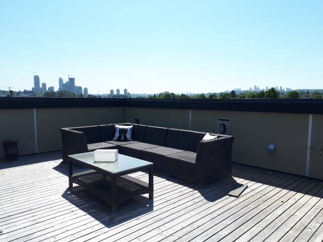 PATIO TIME-3 outdoor patios! sleeps 8 people gallery image 2