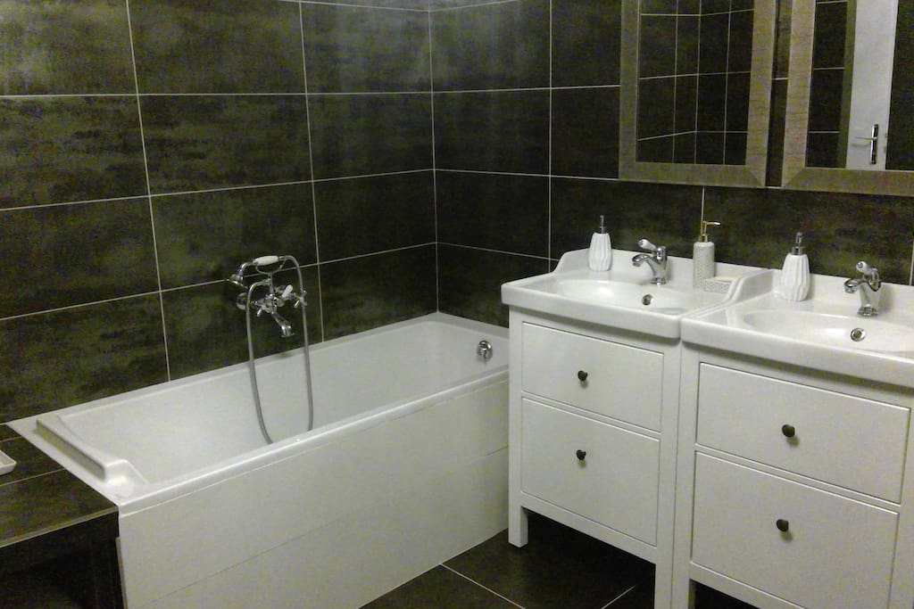 salle de bain avec baignoire