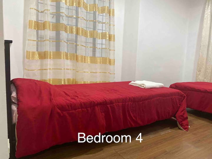 一楼卧室配有2张单人床，可供情侣使用的标准双人床和PWD