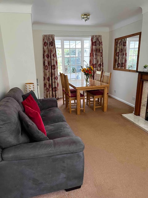 Top Airbnb: Homely, Cosy and Comfortable in a Quiet Location in Eastleigh