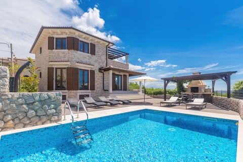 Villa Cavallo with pool and sea view