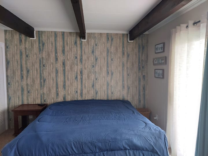 Hauptschlafzimmer. Mit Kleiderschrank, Balkon, Fernseher und Verdunkelungsvorhängen für eine angenehme Urlaubsruhe! 