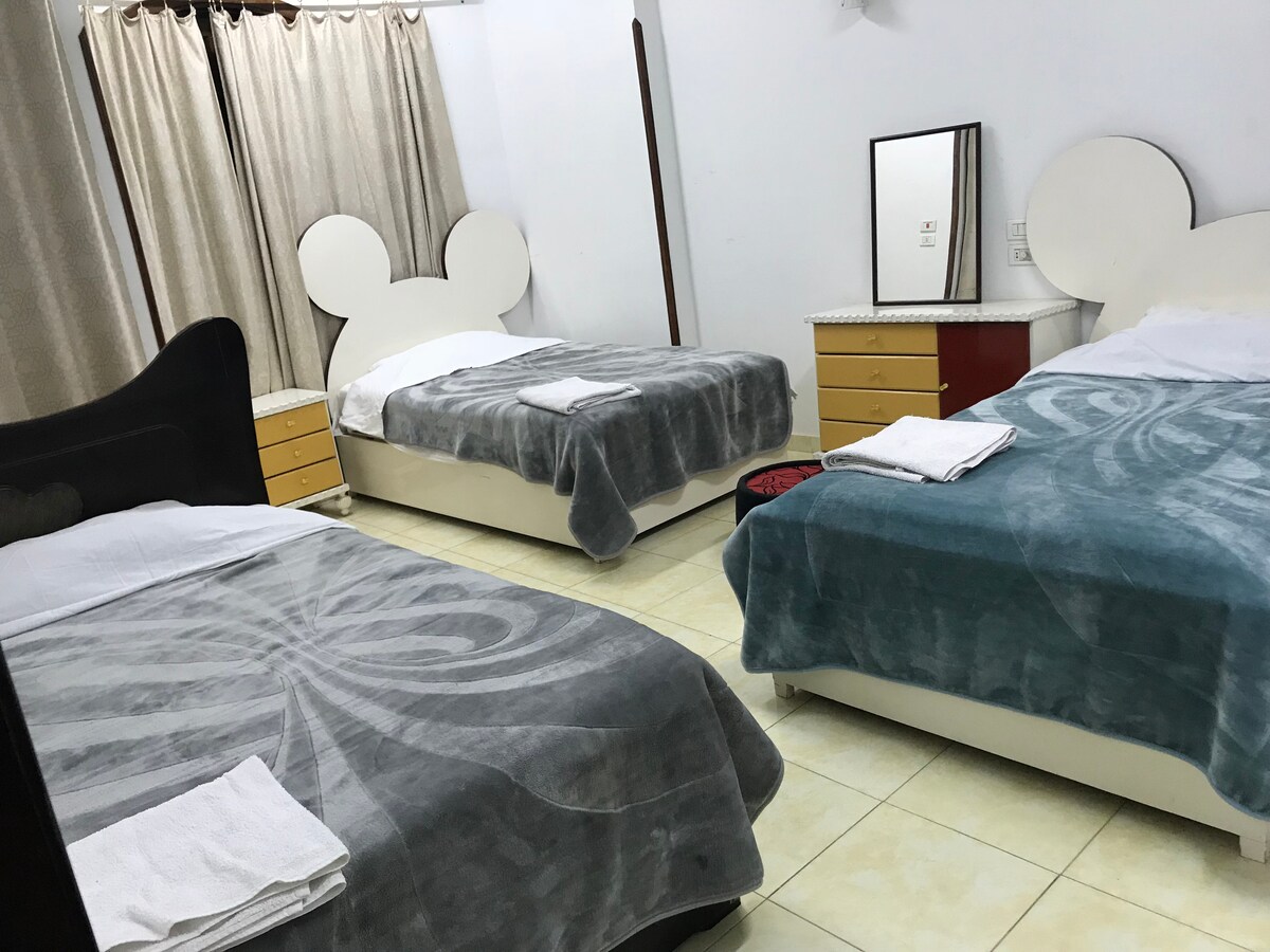 2号卧室，配有3张标准双人床