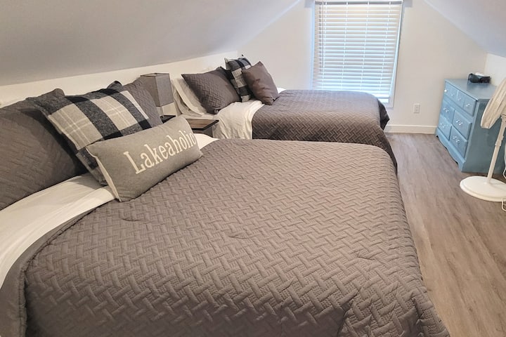 Ზედა სართული/ბინა მე-3 საძინებელი ორადგილიანი საწოლით.