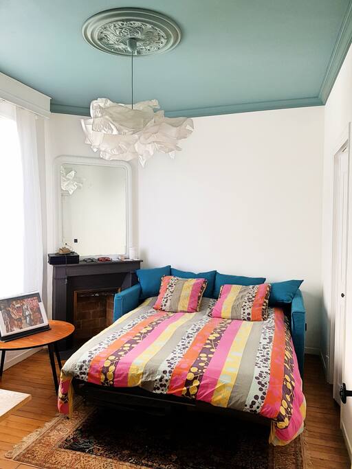 Chambre privative avec ancienne cheminée