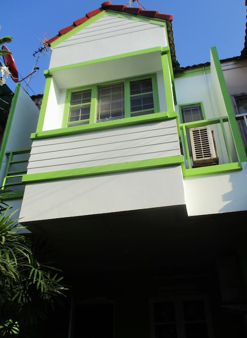 Nice newly painted townhouse with a room for you.