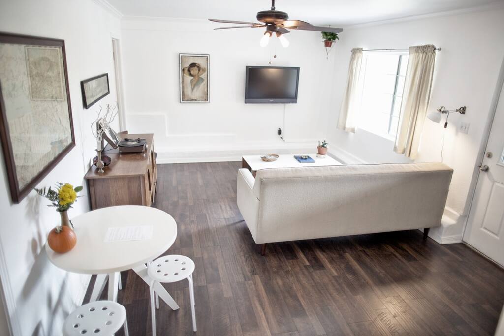 Cozy living room with record player, dining nook, cable TV, HBO, Netflix and lots of LA books and magazines
