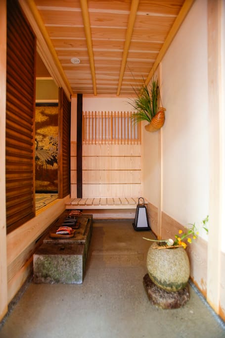茶室の趣向を取り入れた玄関 Entrance designed with a taste of a tea ceremony room