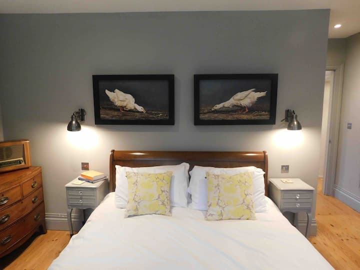 superkingsize-Bett im Hauptschlafzimmer und Originalkunstwerke