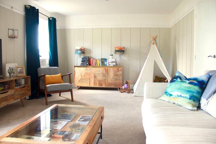 4 bed home: Fringe Festival & Scotland Exploration gallery image 3