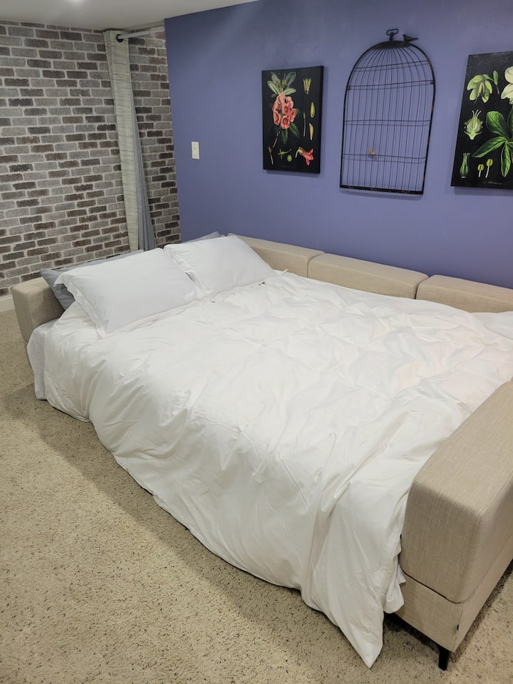 Სექციური ტახტი შეიძლება იყოს მოწყობილი, როგორც საწოლი (სტანდარტულ დედოფალზე დიდი). Კომფორტულად სძინავს ორ ზრდასრულს ან რამდენიმე ბავშვს. 