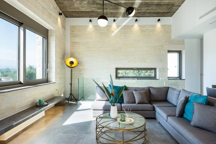 VIP Villa Aori mountain view & private heated pool gallery image 3