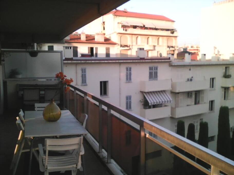 Terrasse est avec tables déjeunatoire et pour petit-déjeuner