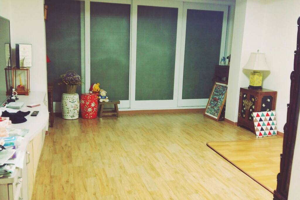 spacious living room to watch TV or to relax