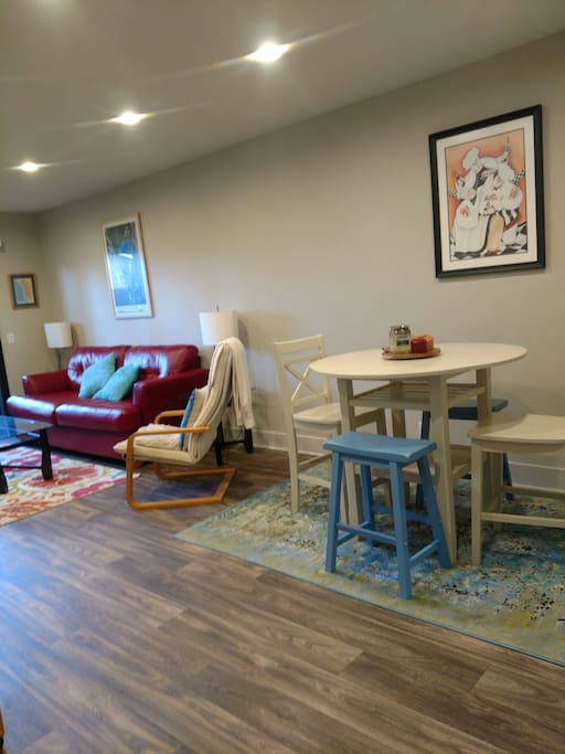 main living area with dinet.