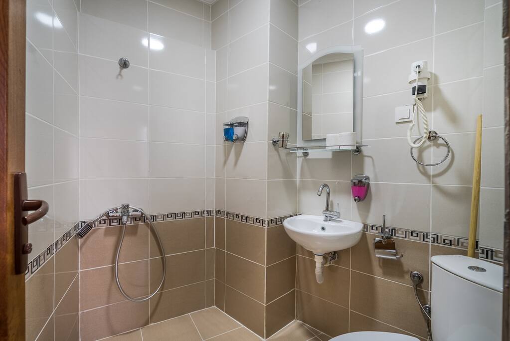 BATHROOM İN THE ROOM