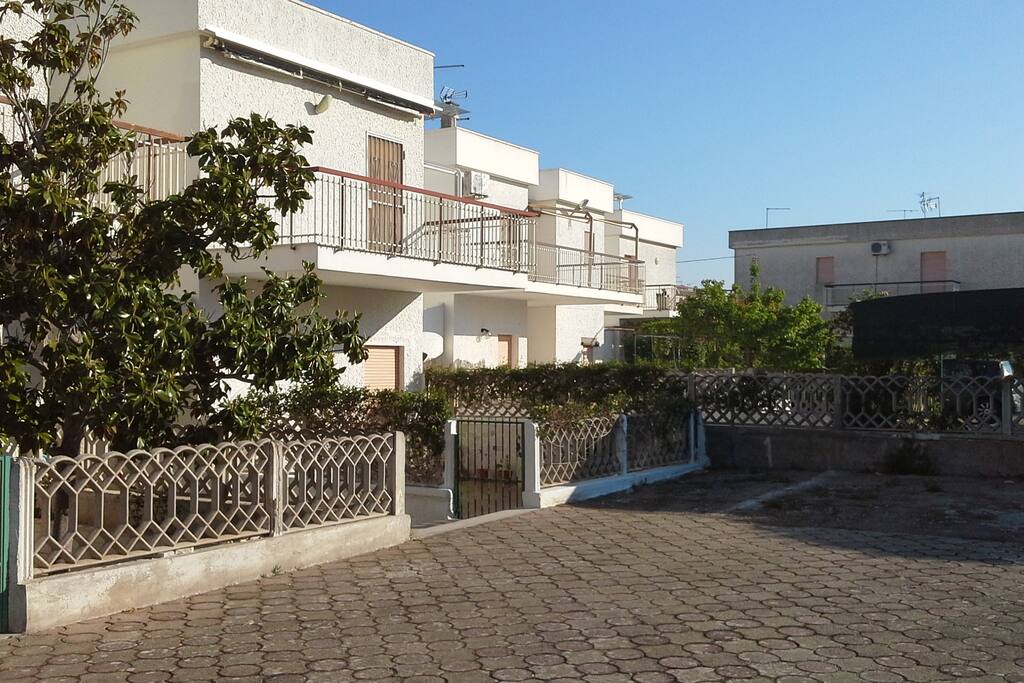 Cortile di accesso con posto auto privato
