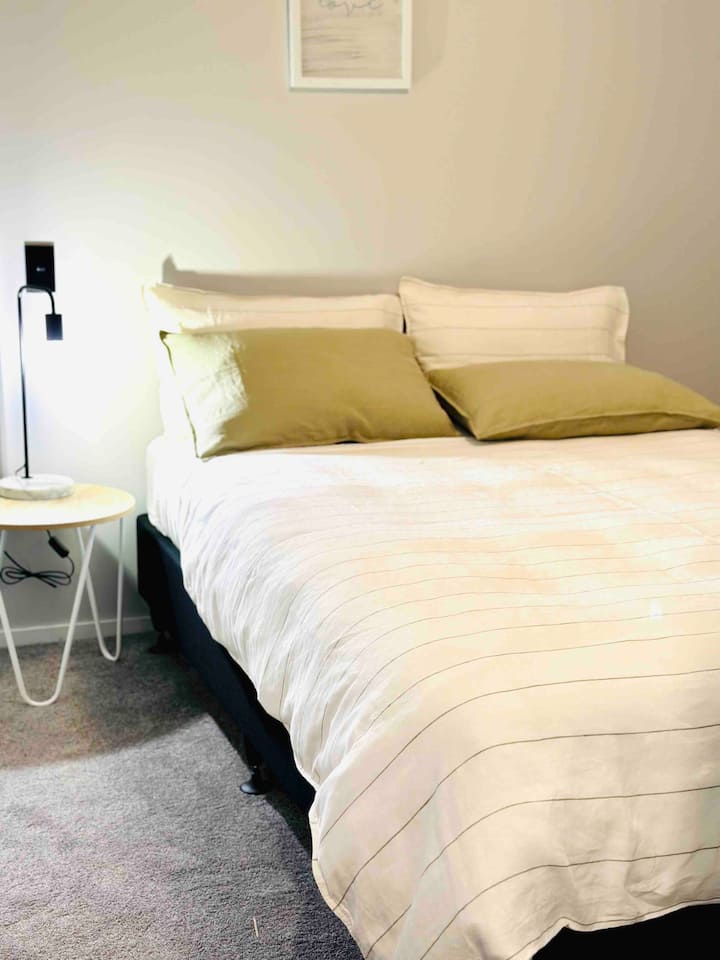 Dormitorio tamaño queen, hermosas fundas de ropa de cama y sábanas de satén