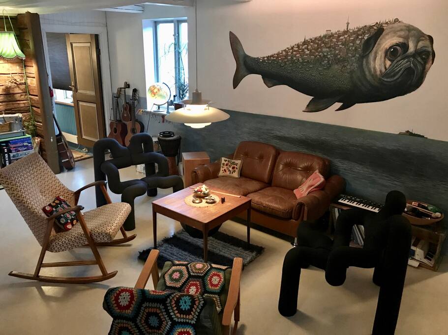 The common lounge is shared with two other private rooms. Wall painting by Roland Grabkowski.