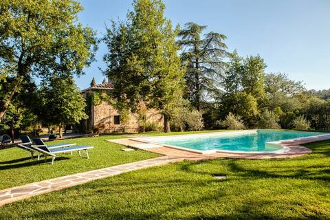 Restored Tuscan country house w/pool by Vacavilla