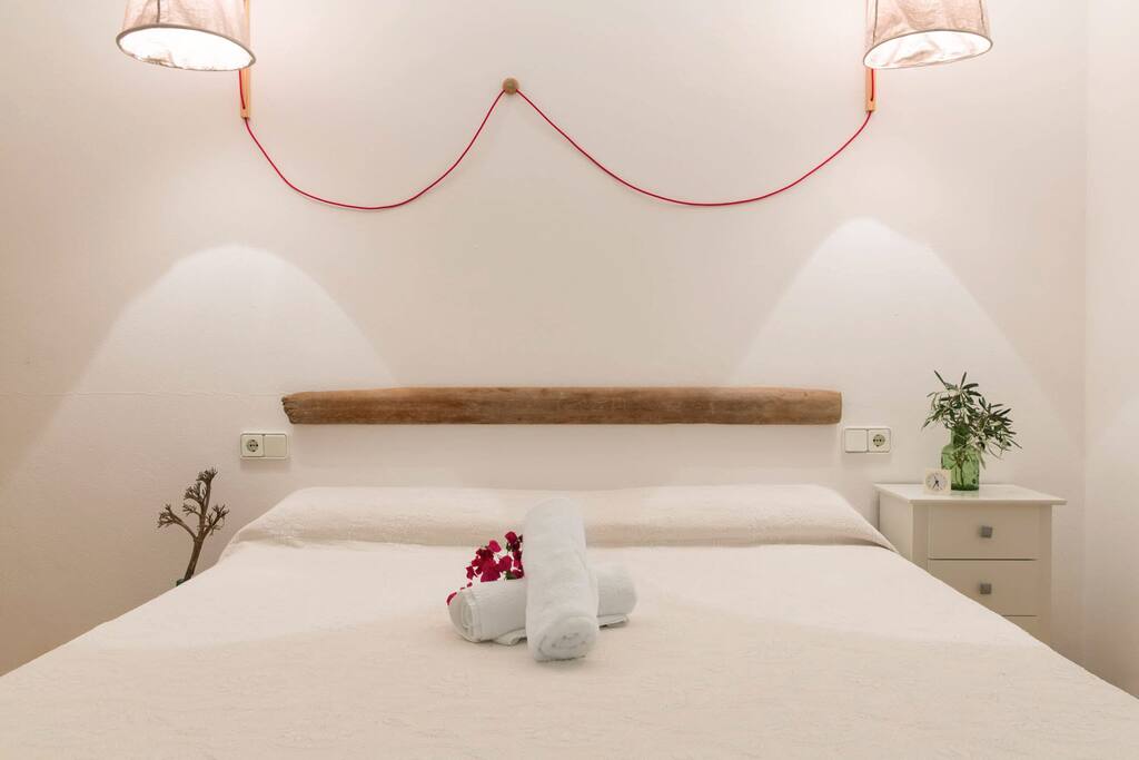 Bedroom
·King size bed 180x200