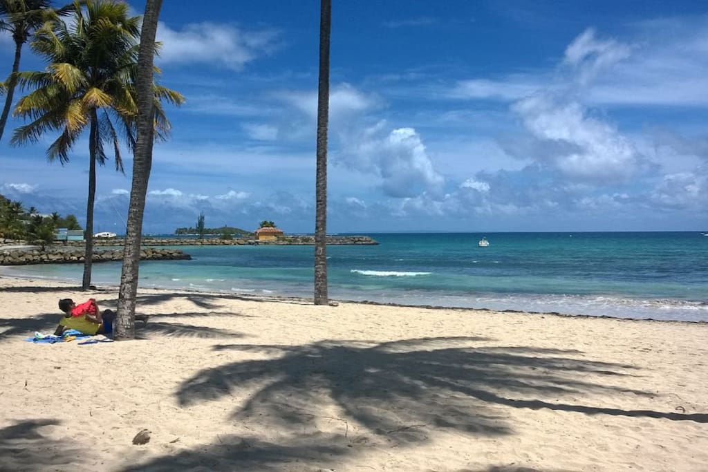 accès à la plage depuis le studio