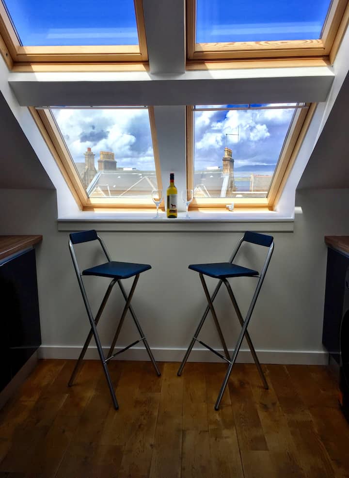 Stunning 2BR Loft Apt. in Oban w/ Sea Views