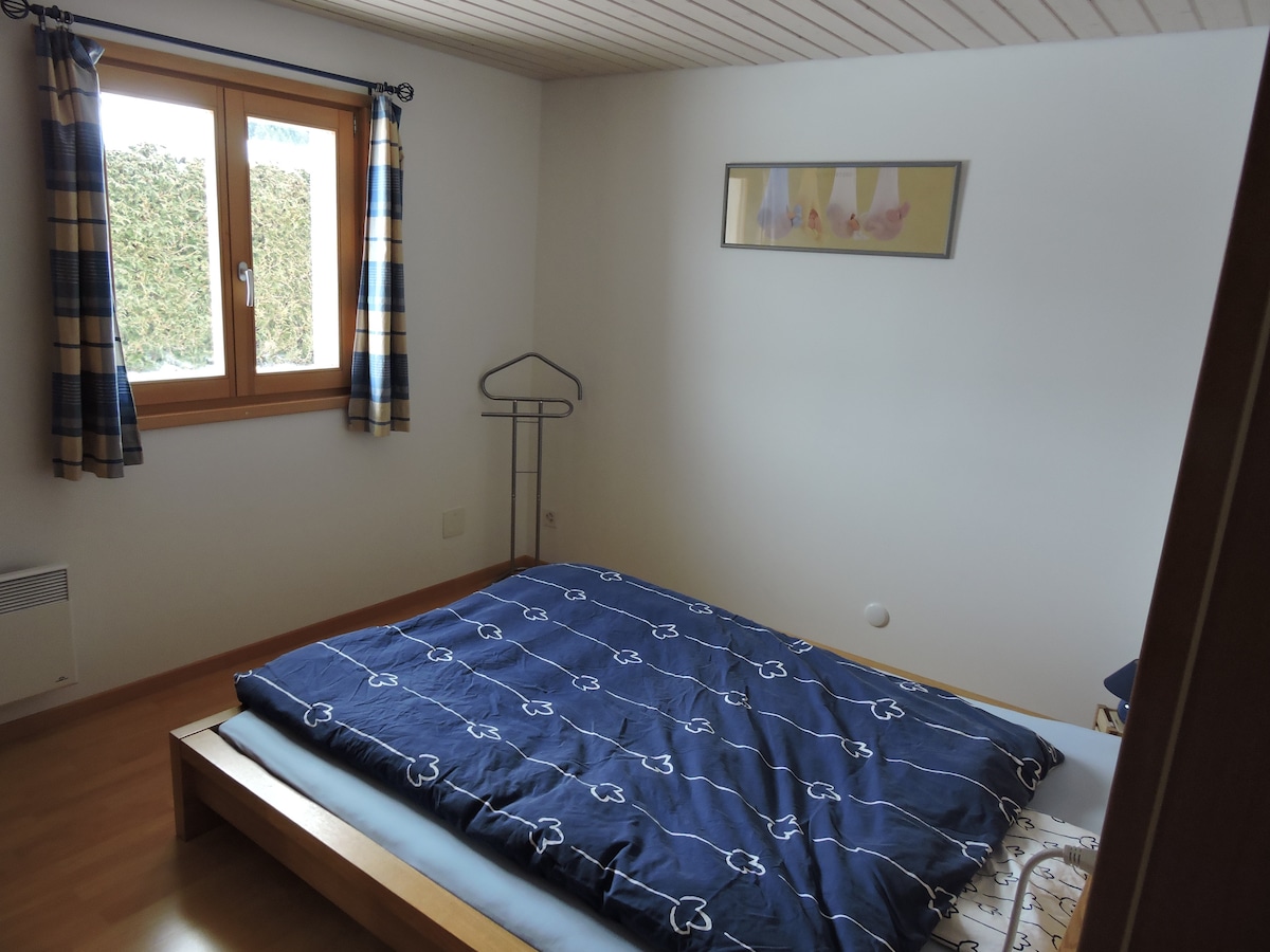 chumba cha kulala na kitanda mara mbili